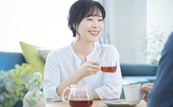 漢方を飲む女性