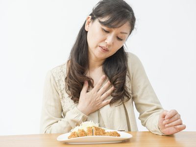 胃もたれしている女性