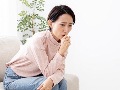からぜきが続く女性