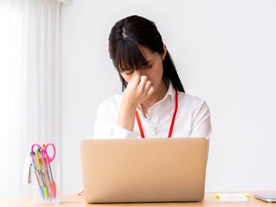 目が疲れている女性
