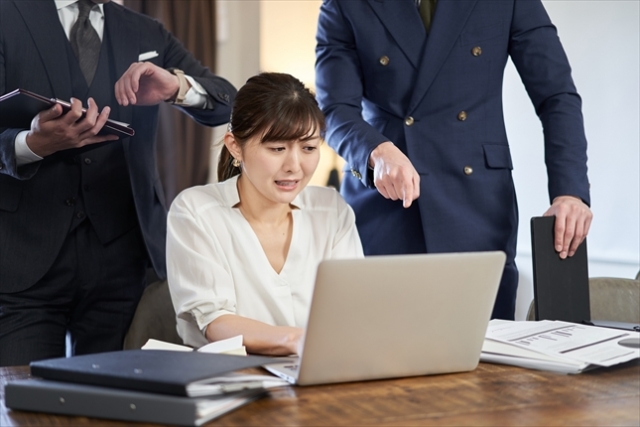 ストレスを感じる女性