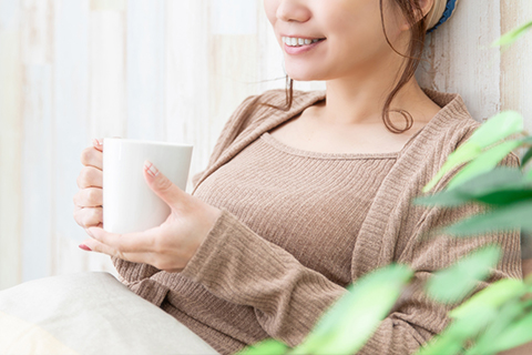 白湯を飲む女性