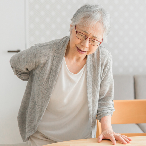 坐骨神経痛で痛がる高齢の女性